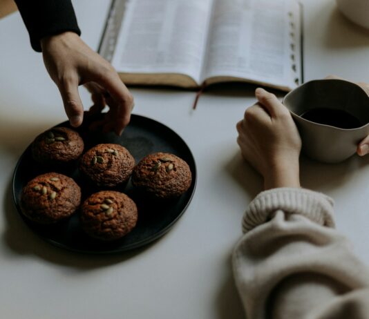 “식단은 똑같은데 체중이 느는 이유”…’야근 후 늦은 저녁’이 원인일 수 있다 person holding black ceramic mug with coffee beans