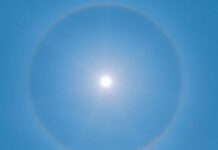 “출근길 햇빛만 쐬도 얼굴이 따갑다”…자외선 과민 피부, 어떻게 관리할까? blue sky with white sun