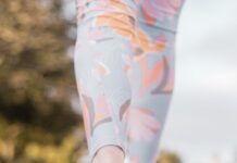 10,000 보를 뛰어넘는 근력운동 효과, 실제로 가능할까? person wearing black and white nike shoes