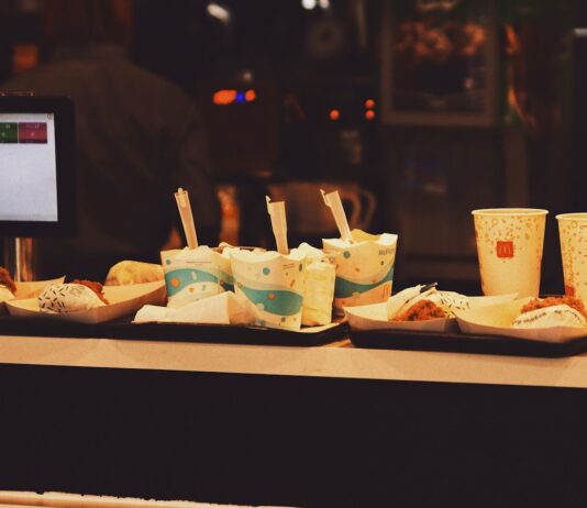 “밤만 되면 배고파요”… 야식이 당기는 ‘렙틴-그렐린 불균형’ a tray of food sitting on top of a counter