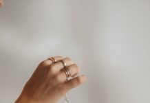 피부 건강을 지키는 습관, 건강한 피부를 위한 5가지 방법 person holding black glass bottle