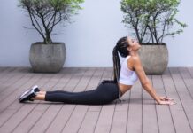 활기찬 하루를 시작하는데 도움이 될 수 있는 스트레칭 woman in white sports bra and black leggings doing yoga