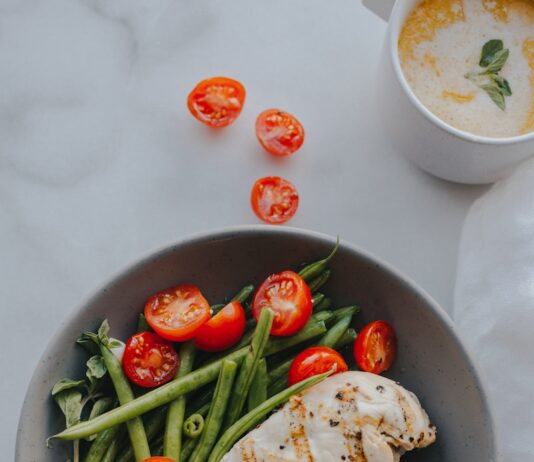 저탄고지(LCHF) 식단, 건강에 득일까 독일까…전문가 의견 분분 bowl of vegetables