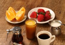 여름철 건강, 올바른 생활 습관으로 무더위 이겨내기 food photography of strawberries, oranges, and pancakes on plates