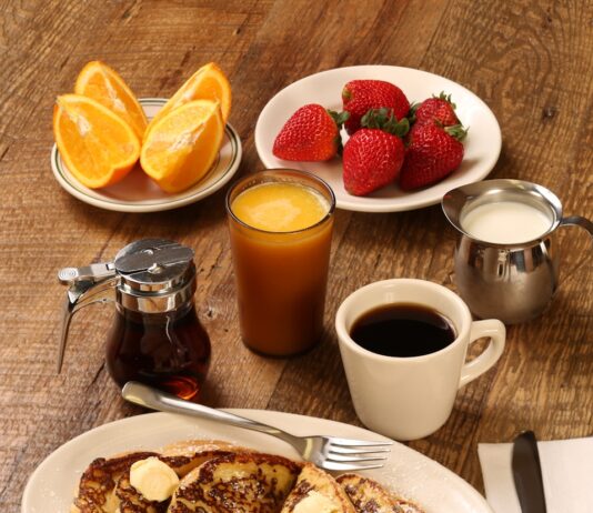 여름철 건강, 올바른 생활 습관으로 무더위 이겨내기 food photography of strawberries, oranges, and pancakes on plates