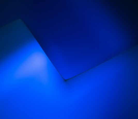 “잠을 잤는데 피곤해요”… ‘깊은 잠’에 들어가지 못하는 이유 blue screen on computer screen