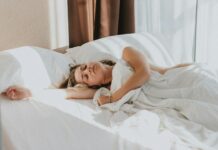 수면의 중요성, 건강을 지키는 첫걸음 a person lying in a bed