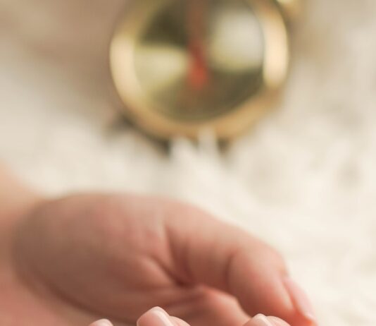 “손톱이 자꾸 갈라지고 깨져요”… 단순한 미용 문제가 아닐 수도 있습니다 persons feet on white textile