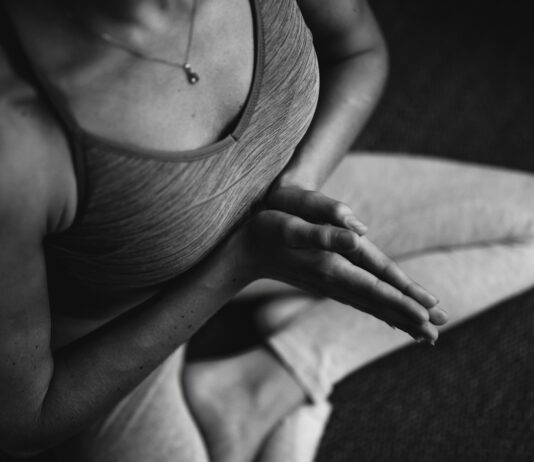 “디지털 디톡스와 마인드풀니스, 스트레스 관리의 뉴노멀로 떠오르다” woman in white tank top and panty