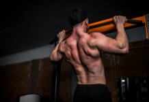 근육 건강, 일상에서 실천하는 작은 변화가 만든다 topless man in black shorts holding orange bar