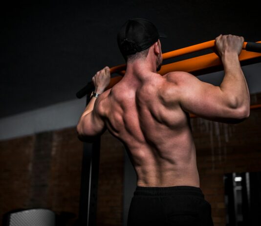 근육 건강, 일상에서 실천하는 작은 변화가 만든다 topless man in black shorts holding orange bar