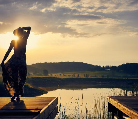 집에서 쉽게 시작하는 ‘마음 챙김’ 루틴…바쁜 일상 속 마음 건강 지키기 silhouette of woman standing on brown wooden dock during golden hour