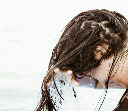 요즘 뜨는 ‘두피 케어’ 트렌드, 머리카락 건강도 생활 속 작은 변화부터 woman in body of water