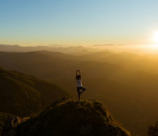 웰니스 문화, 일상 속에 자리 잡다…작은 실천으로 건강한 변화 이끌어 woman stretching on mountain top during sunrise