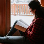 ‘마음도 챙긴다’…MZ세대의 새로운 정신건강 트렌드 ‘셀프-케어’ woman in red and black striped long sleeve shirt and blue denim jeans sitting on brown