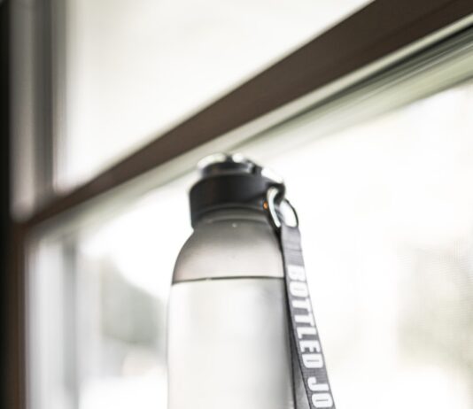 바쁜 직장인을 위한 건강관리, 일상에서 실천하는 작은 변화가 만든다 person holding gray and black tumbler