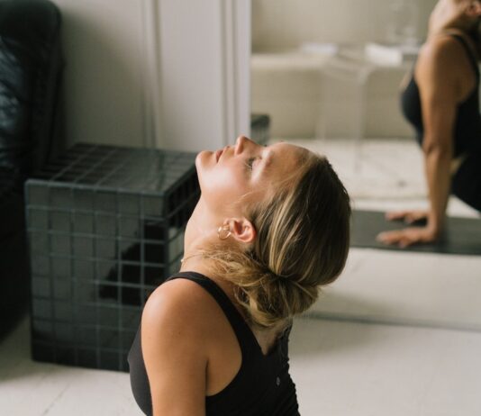 유연성의 천적: 당신의 근육이 가죽처럼 뻣뻣한 이유 a woman lying on the floor