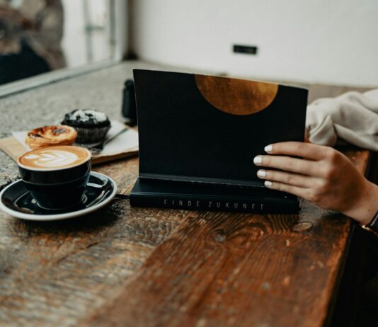 건강한 수면 습관, 바쁜 일상 속에서도 지키는 법 a woman sitting at a table using a laptop computer