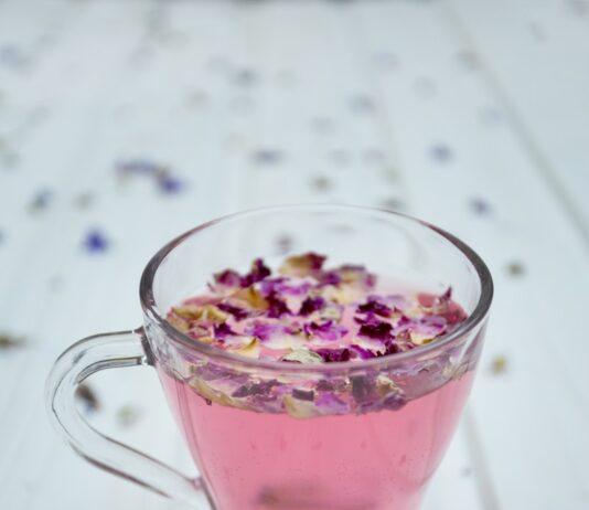 ‘워라밸’이 건강이다…잘 먹고 잘 쉬는 직장인 새 건강 공식 clear glass cup surrounded by petals