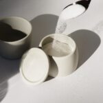 당(Sugar)과의 전쟁: 오후 4시의 유혹, 가짜 허기를 달래는 스마트 간식 전략 white ceramic mugs on white table