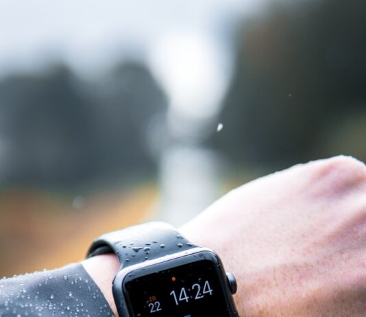 AI와 함께하는 똑똑한 건강 습관, 일상에서 실천하기 person wearing Apple Watch at 14:24