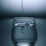 바쁜 일상 속 건강 챙기기, 직장인을 위한 실천 가능한 습관 clear drinking glass on gray surface
