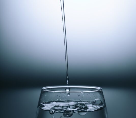 바쁜 일상 속 건강 챙기기, 직장인을 위한 실천 가능한 습관 clear drinking glass on gray surface