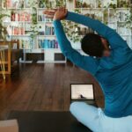 집에서 쉽게 실천하는 ‘마일드 다이어트’, 건강도 챙기고 스트레스도 줄인다 a man doing yoga in a living room