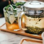 건강을 위한 새로운 선택, 대체요법 일상에 스며들다 clear glass mug on tray
