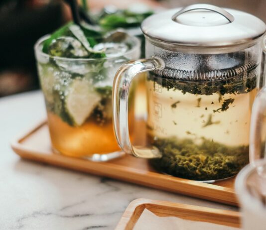 건강을 위한 새로운 선택, 대체요법 일상에 스며들다 clear glass mug on tray