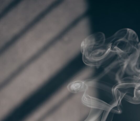집에서 실천하는 대체요법, 건강한 일상 만들기의 새로운 트렌드 white smoke on brown wooden table