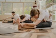 ‘나를 위한 시간, 필라테스 열풍’…일상에서 실천하는 바른 몸 가꾸기 a group of people doing yoga in a room