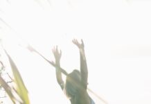 건강한 일상으로의 초대, 웰니스 문화가 이끄는 새로운 라이프스타일 woman standing near body of water
