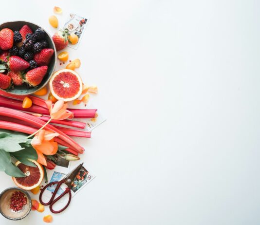 바쁜 일상 속 ‘영양 & 보충제’ 똑똑하게 챙기기…실생활 실천법은? variety of sliced fruits