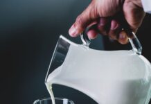 일상에서 실천하는 근육 건강, 요즘 트렌드는 ‘작게, 자주, 다양하게’ person pours milk into glass