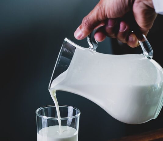 일상에서 실천하는 근육 건강, 요즘 트렌드는 ‘작게, 자주, 다양하게’ person pours milk into glass