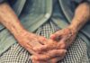 ‘저속노화’가 뜬다…덜 늙기 위한 똑똑한 생활습관 5가지 person's hand in shallow focus