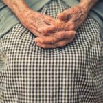 ‘저속노화’가 뜬다…덜 늙기 위한 똑똑한 생활습관 5가지 person's hand in shallow focus