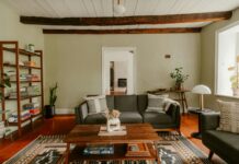 집에서도 실천하는 ‘마음을 돌보는 루틴’…한국인에게 맞는 자기돌봄 트렌드 확산 Living room with sofa, coffee table, and exposed beams