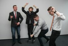 짧고 굵게! 바쁜 일상 속 ‘마이크로 운동’ 실천법 주목 people doing body gestures