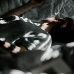 ‘건강한 수면 루틴’ 실천법, 삶의 질이 달라진다 a person laying in a bed under a blanket