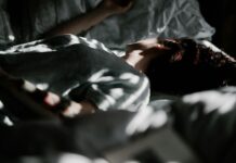 ‘건강한 수면 루틴’ 실천법, 삶의 질이 달라진다 a person laying in a bed under a blanket