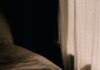 당신의 수면의 질을 높이는 최신 팁, 지금 바로 실천하세요! A bed sitting next to a window in a bedroom