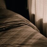 당신의 수면의 질을 높이는 최신 팁, 지금 바로 실천하세요! A bed sitting next to a window in a bedroom
