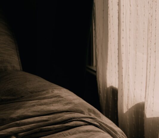 당신의 수면의 질을 높이는 최신 팁, 지금 바로 실천하세요! A bed sitting next to a window in a bedroom