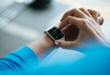 “내 몸의 변화, 작은 화면에 담다: 웨어러블 데이터로 건강 관리하는 법” person clicking Apple Watch smartwatch